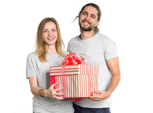 Casal Feliz Jovens Com Presentes Suas Mãos Fundo Leve Homem — Fotografia de Stock