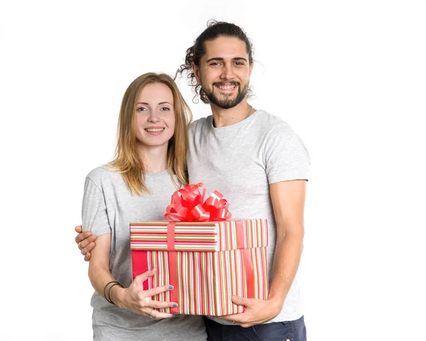 快乐的夫妇在他们手中的礼物在光背景的年轻人 节日气氛中的男人和女人 圣诞节 情人节 — 图库照片