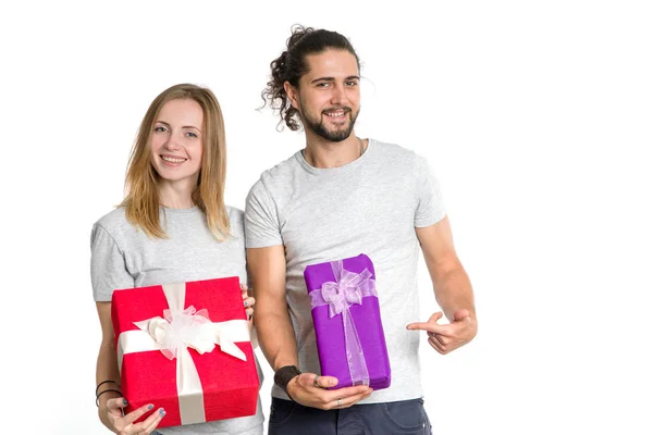 Casal Feliz Jovens Com Presentes Suas Mãos Fundo Leve Homem — Fotografia de Stock