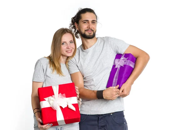 快乐的夫妇在他们手中的礼物在光背景的年轻人 节日气氛中的男人和女人 圣诞节 情人节 — 图库照片