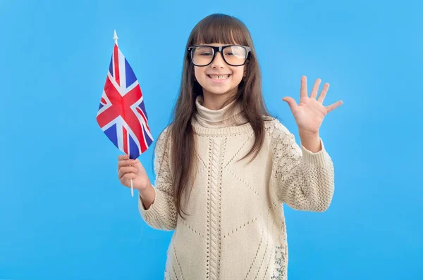 Ευτυχισμένο Κοριτσάκι Σημαία Της Μεγάλης Βρετανίας Δείχνει Πέντε Δάχτυλα Από — Φωτογραφία Αρχείου