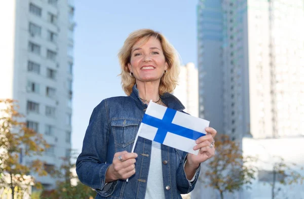 Retrato Una Hermosa Mujer Madura Con Una Bandera Finlandia Fondo — Foto de Stock