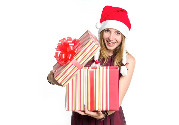 在圣诞老人的帽子的愉快的妇女与礼品盒 新年购物 圣诞礼物是一个惊喜 — 图库照片