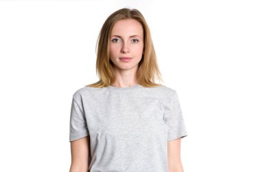 Gri t-shirt beyaz bir arka plan üzerine genç bir kadın portresi.