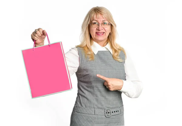 Пора Покупками Зрелая Женщина Показывает Свой Палец Розовой Упаковке Старшая — стоковое фото