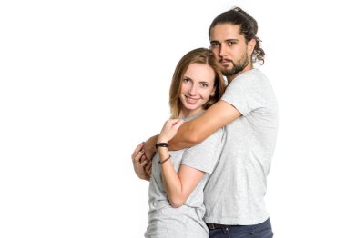 Beyaz arka plan üzerinde mutlu çift portresi. Çift erkek ve sarılma ve kameraya arayan kadın.