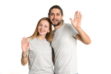 Merhaba! Beyaz arka plan üzerinde mutlu çift portresi. Çift erkek ve sarılma ve kameraya arayan kadın.