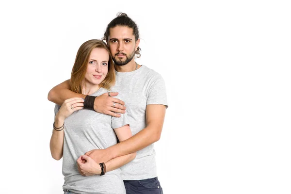 Retrato Casal Feliz Fundo Branco Casal Homem Mulher Abraçando Olhando — Fotografia de Stock