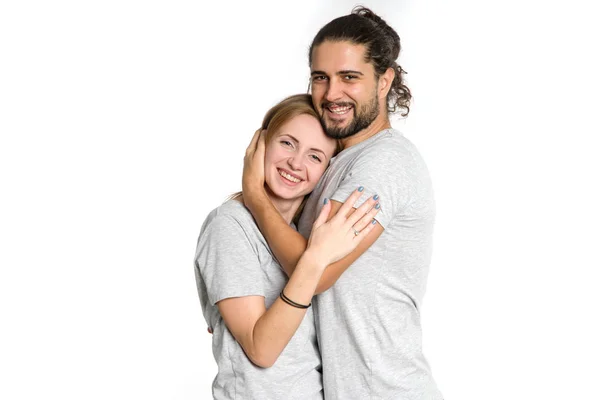 Portrét Šťastnému Páru Bílém Pozadí Pár Muž Žena Objímala Při — Stock fotografie