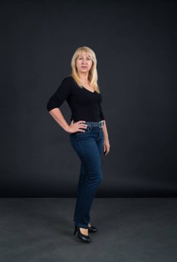 Olgun kadın 60 yaşında karanlık bir arka plan tam büyüme.