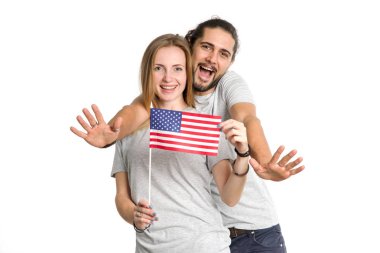 ABD bayrağı ile mutlu çift. Bir erkek ve bir kadın Amerikalı are.