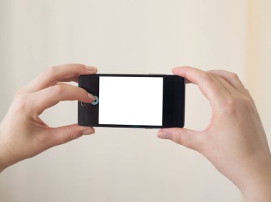 Bir fotoğraf çekmek için bir akıllı telefon holding eller Close-up.