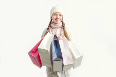 Hediye çanta hafif bir arka plan üzerinde olan kız. Noel öncesi alışveriş.