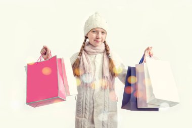 Hediye çanta hafif bir arka plan üzerinde olan kız. Noel öncesi alışveriş.