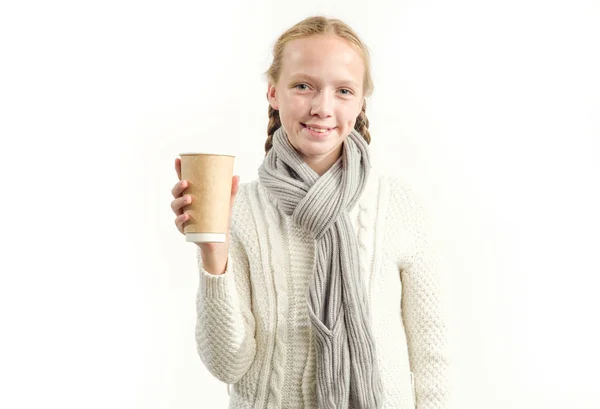 Adolescente Segurando Uma Xícara Papel Para Bebidas Quentes Fundo Leve — Fotografia de Stock