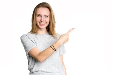 Genç kadının yanına bir parmağını gösterir ve kadar hafif bir arka plan üzerinde izole. Boş alan gösterir.