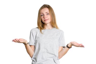 Genç üzgün kadın hafif bir arka plan üzerinde izole farklı yönlere kollarını açtı. Hüsran, hayal kırıklığı.