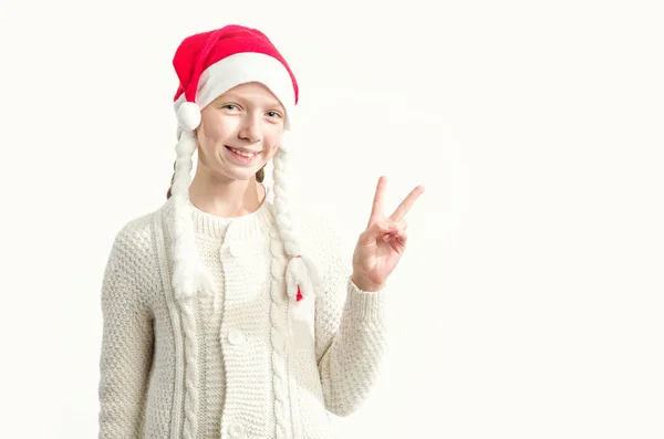 Retrato Uma Adolescente Chapéu Vermelho Papai Noel Mostrando Dois Dedos — Fotografia de Stock