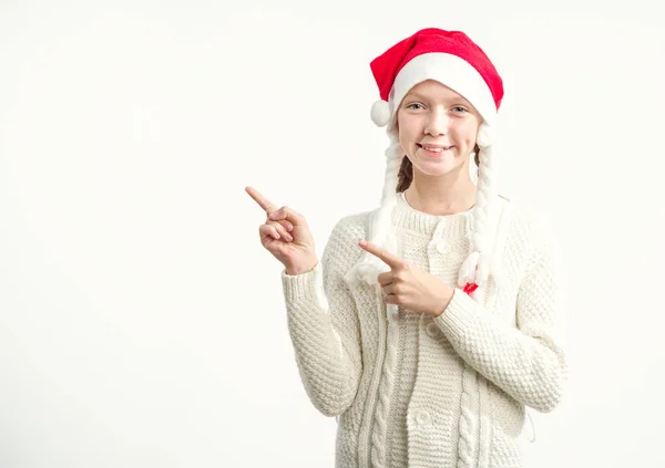 Portrét Dospívající Dívka Červeném Klobouku Santa Claus Ukazující Prstem Směrem — Stock fotografie