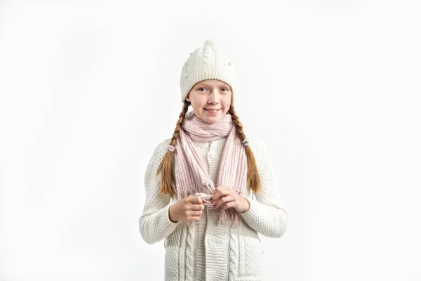 Retrato Una Adolescente Con Cálido Sombrero Invierno Bufanda Suéter Sobre —  Fotos de Stock