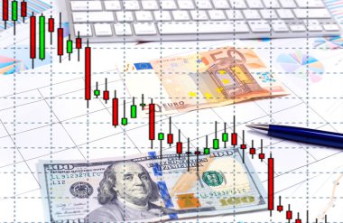 Üstten görünüm masaüstü Ticaret Yöneticisi ve Japon şamdanlar. Düz lay - ofis masası, iş takvimi, klavye ve para euro, bize Doları. 