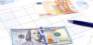 Masaüstü tüccar yöneticisi. Düz lay, ofis büro iş takvimi, klavye defter, para, euro, dolar ile. Üstten görünüm. 