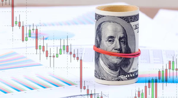 一百美元的背景下的图表和日本烛台在外汇市场货币 为什么美国对课程的失败保持沉默 — 图库照片