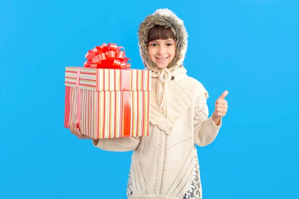 Menina Roupas Inverno Com Uma Grande Caixa Presente Mãos Fundo — Fotografia de Stock