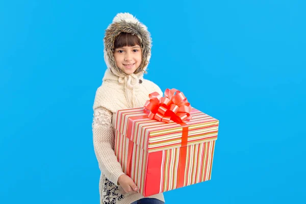 Liten Flicka Vinterkläder Med Stor Presentförpackning Händerna Blå Bakgrund Julklappar — Stockfoto