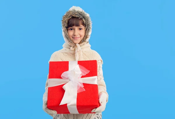 Malá Holčička Zimní Oblečení Červené Krabičky Ruce Modrém Pozadí Vánoční — Stock fotografie