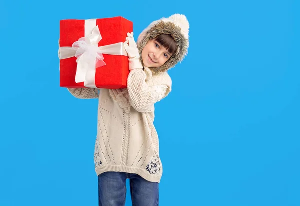 Liten Flicka Vinterkläder Med Röd Presentbox Händerna Blå Bakgrund Julklappar — Stockfoto