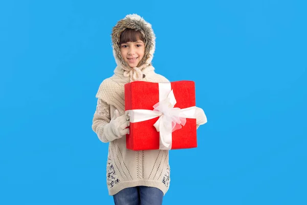 Liten Flicka Vinterkläder Med Röd Presentbox Händerna Blå Bakgrund Julklappar — Stockfoto