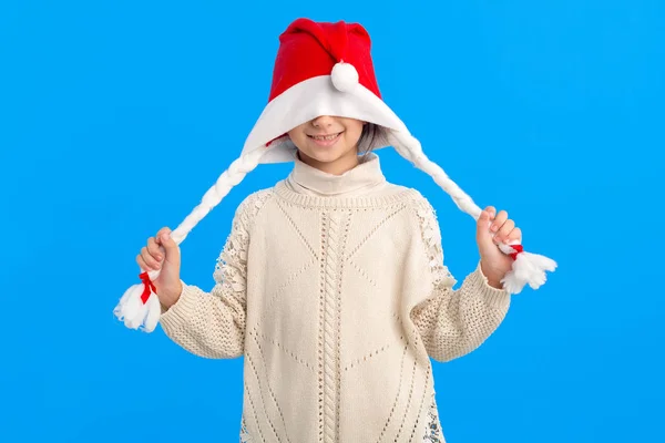 Menina Alegre Uma Jaqueta Inverno Usava Chapéu Papai Noel Sua — Fotografia de Stock