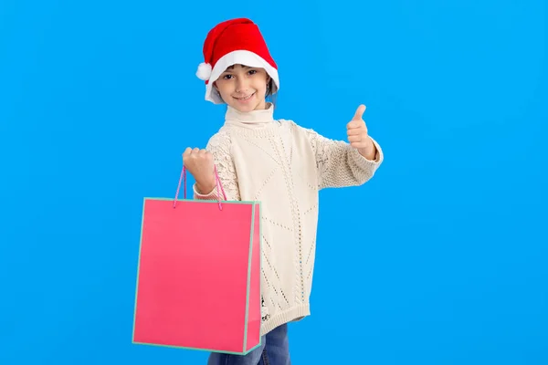 Типа Красивая Девушка Зимней Куртке Шляпе Санты Розовым Подарочным Пакетом — стоковое фото