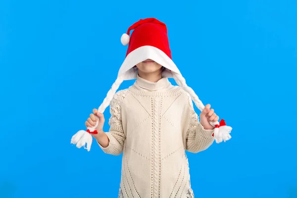 Menina Alegre Uma Jaqueta Inverno Usava Chapéu Papai Noel Sua — Fotografia de Stock