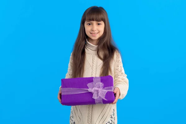 Schönes Mädchen Mit Einer Lila Schachtel Auf Blauem Hintergrund Geschenk — Stockfoto