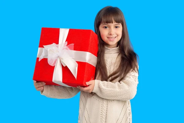 Bella Ragazza Con Una Scatola Rossa Regalo Mano — Foto Stock