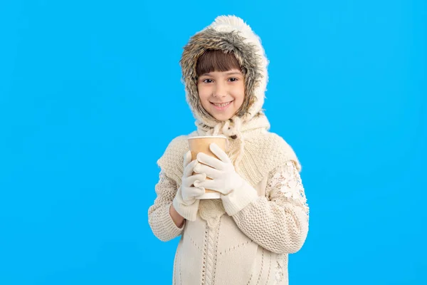 Menina Suéter Quente Inverno Com Uma Xícara Papel Para Bebidas — Fotografia de Stock