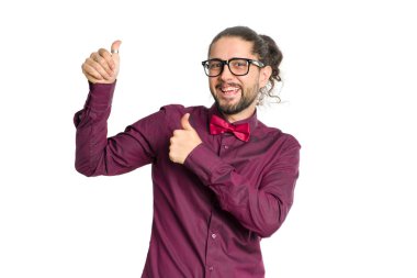 Mutlu adam gözlüklü başparmak yukarıya üstünde izole beyaz arka plan gösterir.