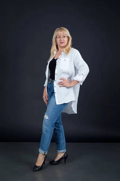 Портрет Взрослой Женщины Джинсах Белой Рубашке Тёмном Фоне — стоковое фото