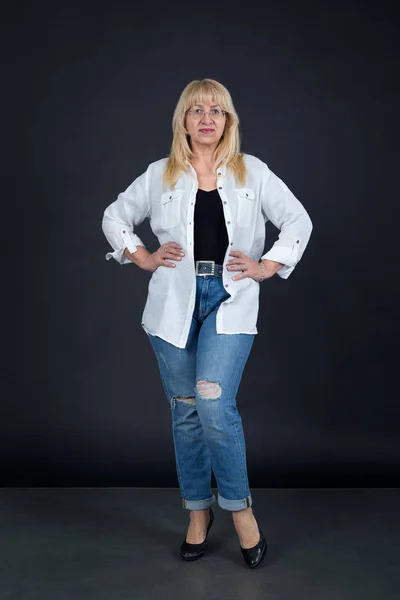 Ritratto Donna Adulta Figura Intera Jeans Camicia Bianca Sfondo Scuro — Foto Stock
