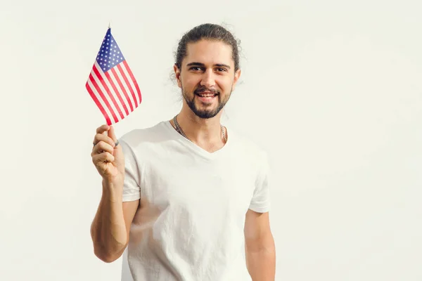 Ευτυχισμένος Άνθρωπος Μια Γενειάδα Μια Αμερικανική Σημαία Στο Χέρι Του — Φωτογραφία Αρχείου