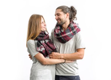 Gömlek ve eşarp hafif bir arka plan üzerinde duran aşık genç bir çift. Erkek ve kadın.