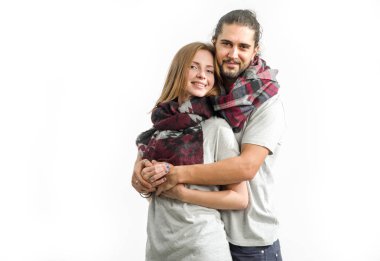 Gömlek ve eşarp hafif bir arka plan üzerinde duran aşık genç bir çift. Erkek ve kadın.