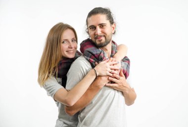 Gömlek ve eşarp hafif bir arka plan üzerinde duran aşık genç bir çift. Erkek ve kadın.