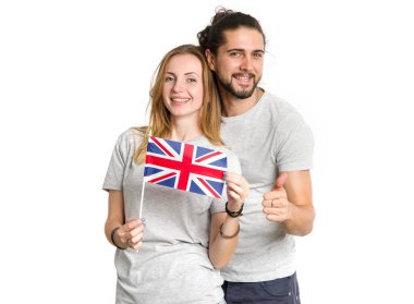 Büyük Britanya, beyaz arka plan üzerinde izole bayrağı ile gri t-shirt mutlu çift. Genç insanlar, erkek ve kadın. İngilizce öğrenin.