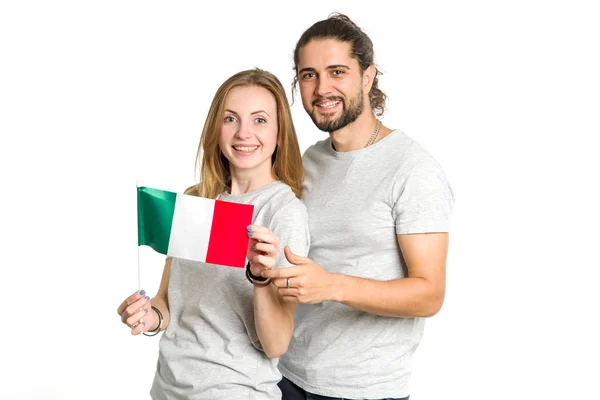 灰色で幸せなカップルとイタリアの国旗 シャツ ホワイト バック グラウンド上に分離 若い人たち 男と女 イタリア語を学ぶ — ストック写真