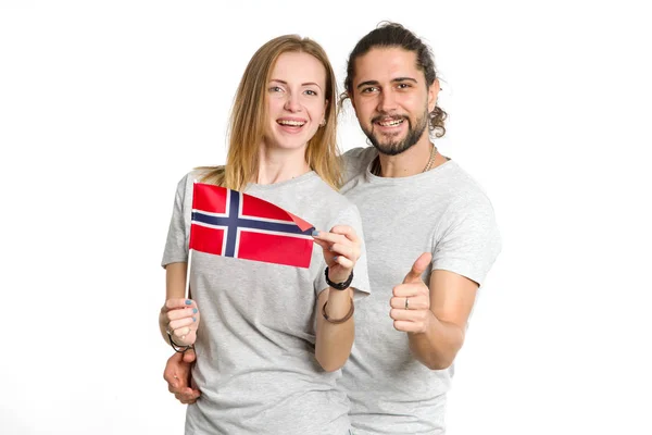 Pareja Feliz Camisetas Grises Con Bandera Noruega Aislada Sobre Fondo — Foto de Stock