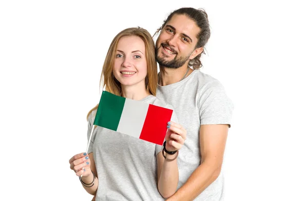 愉快的夫妇在灰色 T恤与意大利的旗子查出在白色背景 年轻人 男人和女人 学习意大利语 — 图库照片