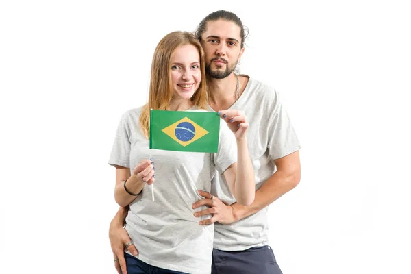 Pareja Feliz Camisetas Grises Con Bandera Brasil Aislada Sobre Fondo —  Fotos de Stock